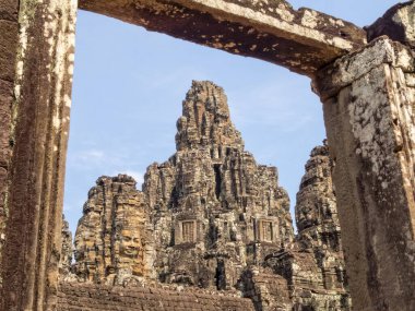 Angkor Thom 'un pencere çerçevesindeki yüz kuleleri - Siem Reap, Kamboçya