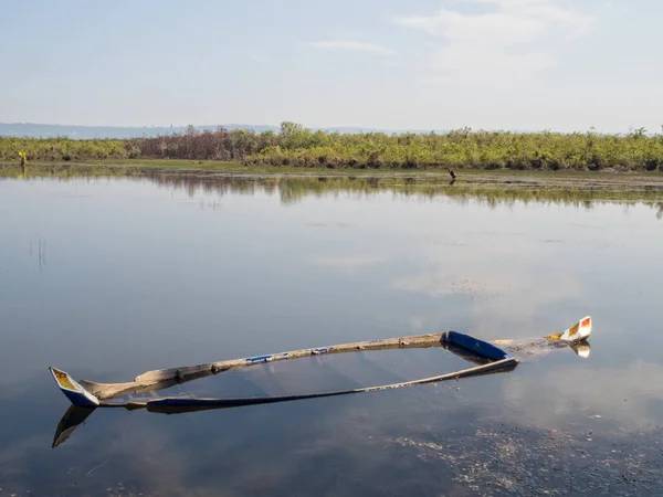 Pequeño Barco Hundido Sumergido Las Aguas Poco Profundas Del Río —  Fotos de Stock
