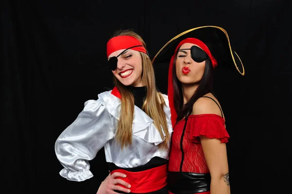 Meisjes dragen piraten carnaval kostuum en hoed — Stockfoto