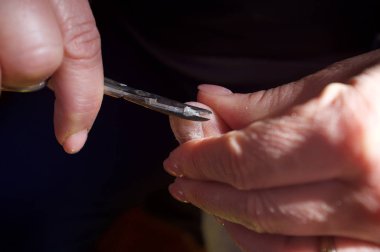 umurunda eski ayak tırnakları eller