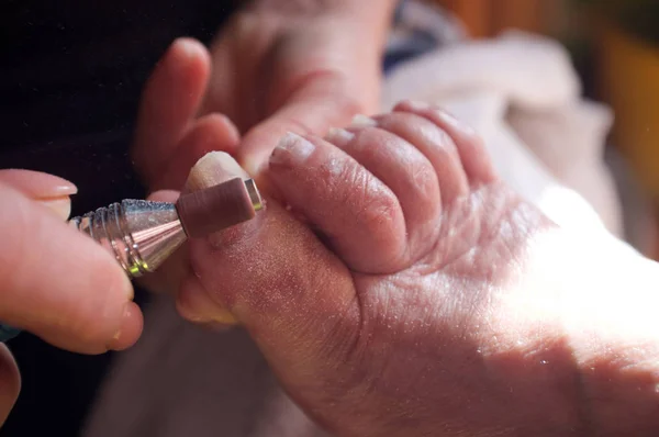 Zabiegi lecznicze paznokci na starzenie się kobiet paznokcie — Zdjęcie stockowe
