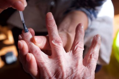 umurunda eski el çivi eller