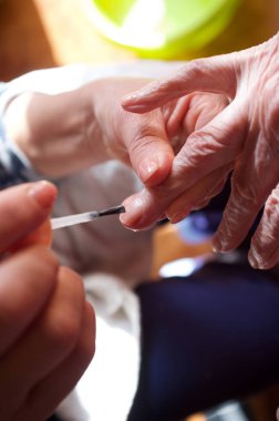 umurunda eski el çivi eller