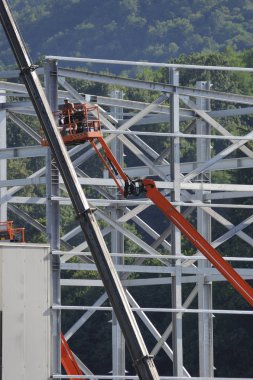 Hidrolik kaldırma rampasında şantiye işçisi