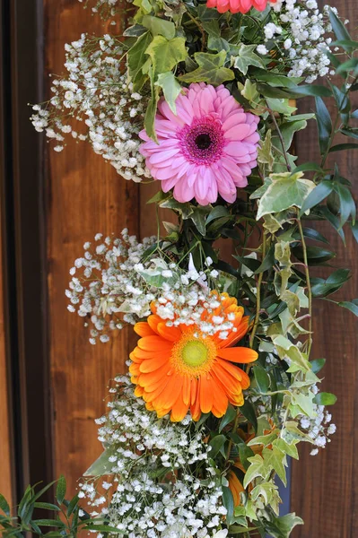 Spring flowers on the door — Stock Photo, Image