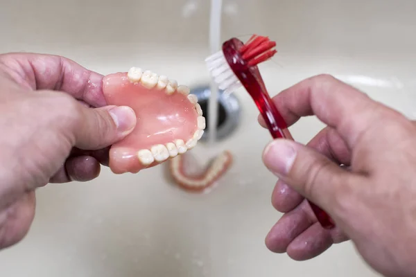 入れ歯の洗浄 — ストック写真