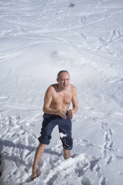 Yetişkin bir adam karda kriyoterapi uyguluyor.