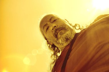 Ciddi adamın yüzünü