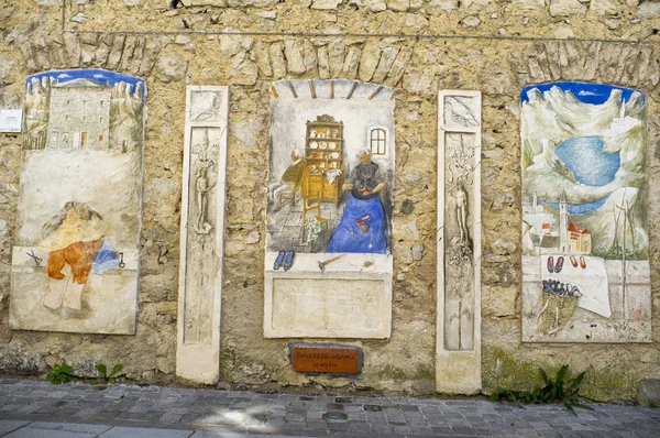 Cibiana di Cadore, il borgo murale delle Dolomiti — Foto Stock