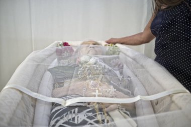 Yaşlı kadın tabutta öldü.