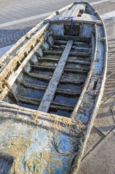 Boat recovered from the shipwreck — Stock Photo, Image