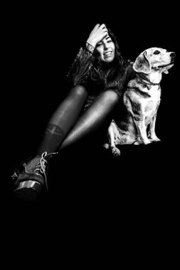 Gülümseyen kız av köpeğiyle