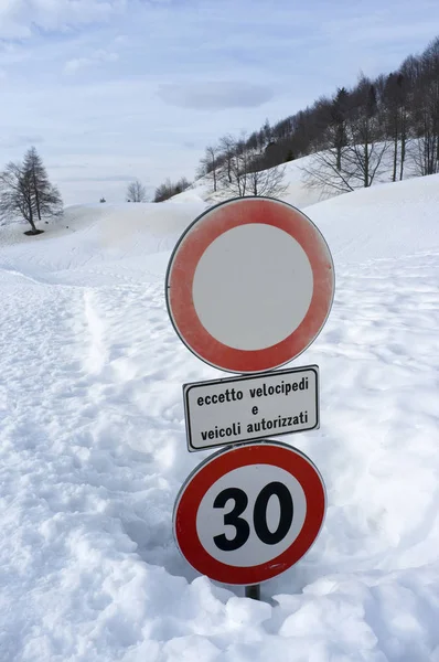 Road sign buried by snow — Stock Photo, Image