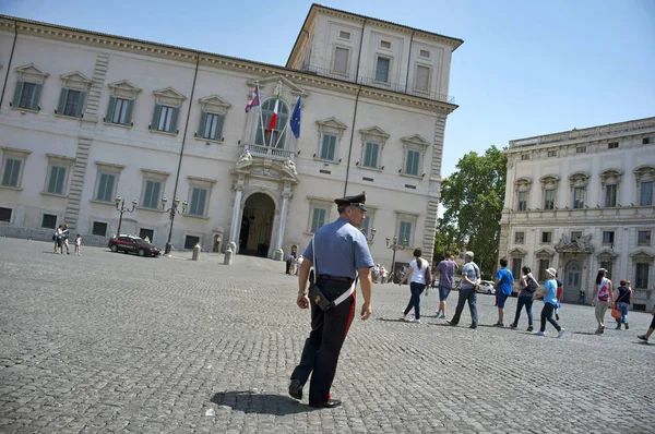 Carabiniere foran Quirinale-palasset i Roma. – stockfoto