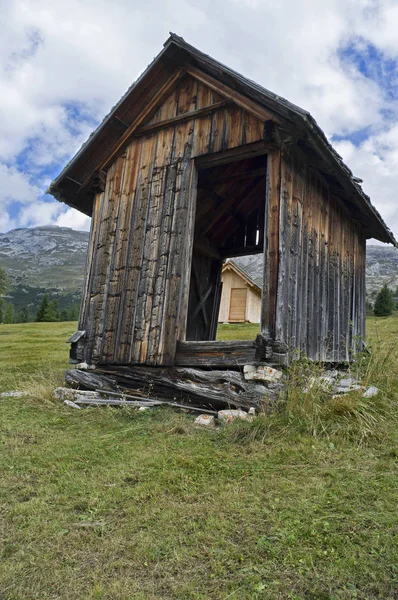 Old and new barn in the mountain — Stok fotoğraf