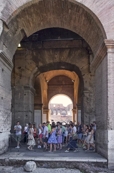 Turistas visitando el Coliseo —  Fotos de Stock