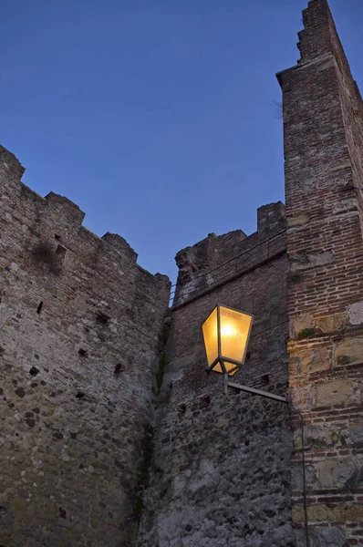 Vista Nocturna Castillo Murallas Medievales Con Farola Encendida —  Fotos de Stock