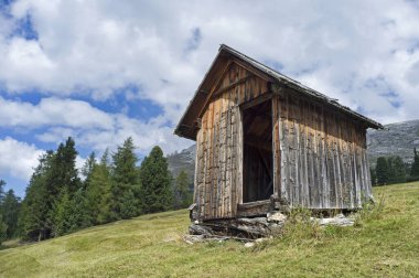 Dağdaki ahır panoramik manzaralı