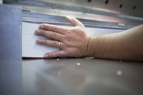 Endüstriyel Bıçak Kesicisi Üzerinde Bir Tomar Kağıt Itiyorum — Stok fotoğraf
