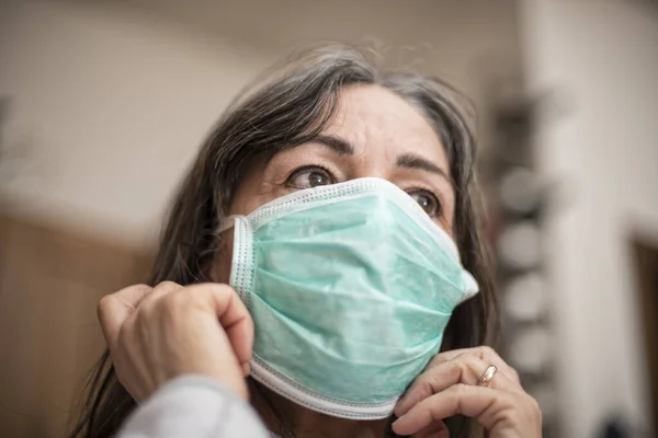 코로나 바이러스요 코로나 바이러스에 여성은 안전도를 착용하고 병에서 회복되고 감염을 스톡 사진