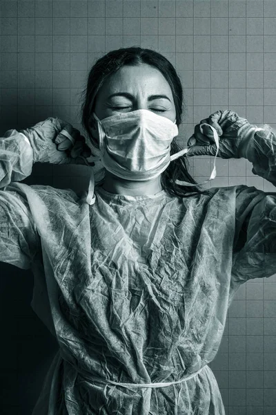Sjuksköterska Som Behandlar Patienter Med Coronavirus Tar Sig Skyddsmask — Stockfoto