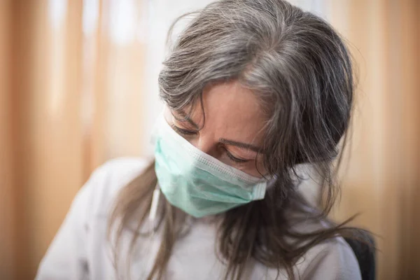 コロナウイルスだ 自宅で安全呼吸保護と病気からの回復を身に着けているコロナウイルスの病気の女性 感染を防ぐために隔離された患者 — ストック写真