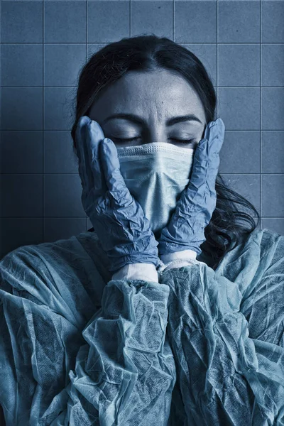 Trött Sjuksköterska Som Behandlar Patienter Med Coronavirus Med Skyddsmask Och — Stockfoto