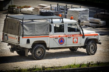 1 Nisan 2020 - Cornedo Vicentino, İtalya: Veneto bölgesinin İtalyan Sivil Savunma Gönüllüsü, CORONAVIRUS 'a karşı koruyucu maskelerin dağıtımı ile meşgul