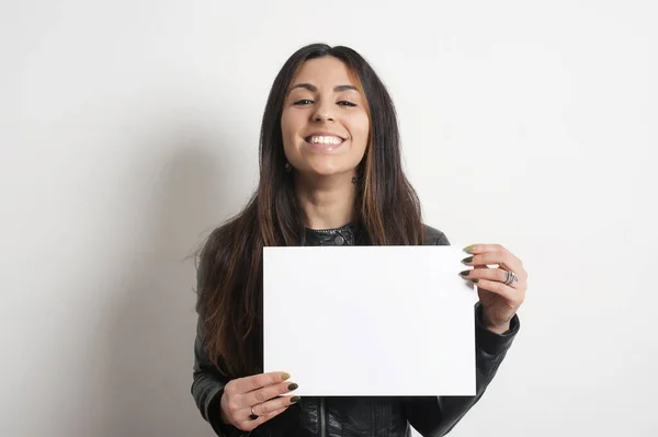 Красива Усміхнена Брюнетка Плакатом Білому Тлі — стокове фото