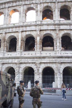 12 / 10 / 2017 Roma, İtalya: İtalyan ordusu, turistlerin Kolezyuma erişimini kontrol ediyor