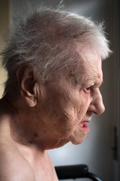 Портрет Печальной Одинокой Задумчивой Пожилой Женщины Смотрящей Вниз — стоковое фото