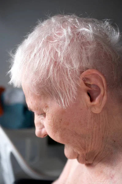 Retrato Triste Solitário Pensivo Velho Sênior Mulher Olhando Para Baixo — Fotografia de Stock