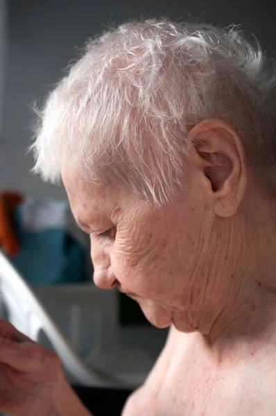 Retrato Triste Solitário Pensivo Velho Sênior Mulher Olhando Para Baixo — Fotografia de Stock