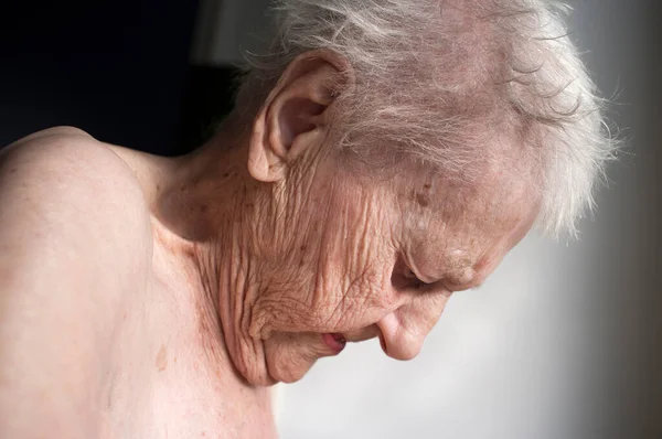 Retrato Triste Solitário Pensivo Velho Sênior Mulher Olhando Para Baixo — Fotografia de Stock