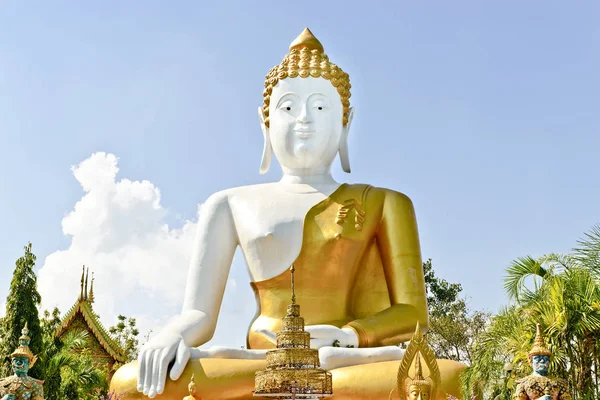 Sedící socha Buddhy Wat Phra že Doi Kham — Stock fotografie