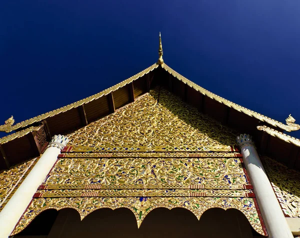 Gable do viharn principal de Wat Chedi Luang em Chiang Mai — Fotografia de Stock