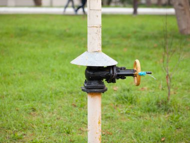 Gaz boru hattı caddeden geçiyor. Gaz boru hattında bir vana var.