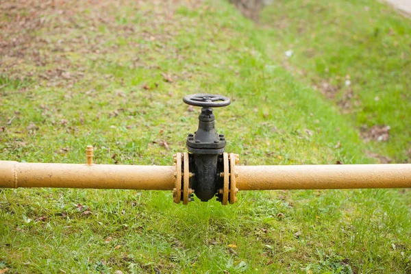 The gas pipeline runs on the street. There is a valve on the gas pipeline — Stock Photo, Image