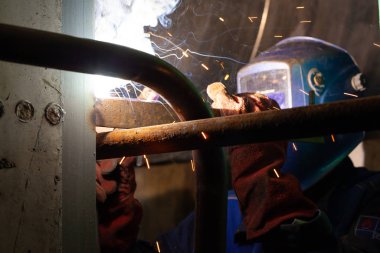 Elektrik kaynağı karanlık bir odada çalışıyor.