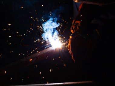 Elektrik kaynağı karanlık bir odada çalışıyor.