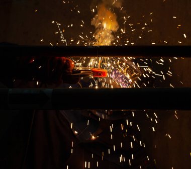 Elektrik kaynağı karanlık bir odada çalışıyor.