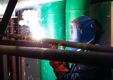 Elektrik kaynağı karanlık bir odada çalışıyor.