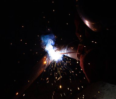 Elektrik kaynağı karanlık bir odada çalışıyor.