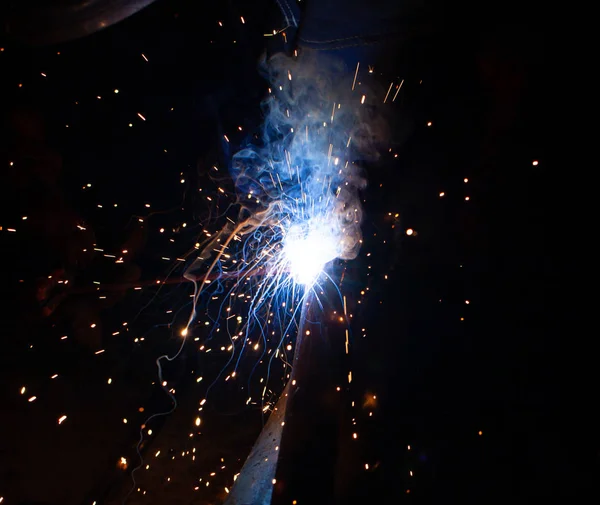 Lavori di saldatura elettrica in una stanza buia — Foto Stock