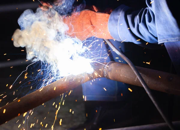 Elektrik kaynağı karanlık bir odada çalışıyor. — Stok fotoğraf