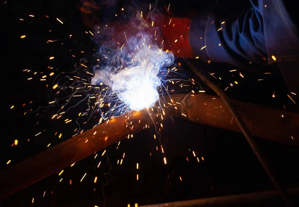 Elektrik kaynağı karanlık bir odada çalışıyor. — Stok fotoğraf