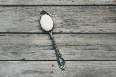 Gümüş kaşık içinde yumurta