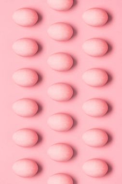 satır pembe boyalı yumurta 