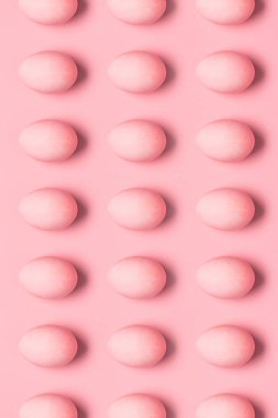 satır pembe boyalı yumurta 