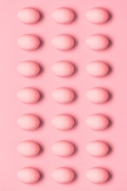 satır pembe boyalı yumurta 